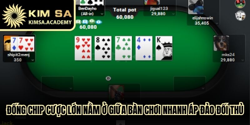 Đống chip cược lớn nằm ở giữa bàn chơi poker nhanh áp đảo đối thủ