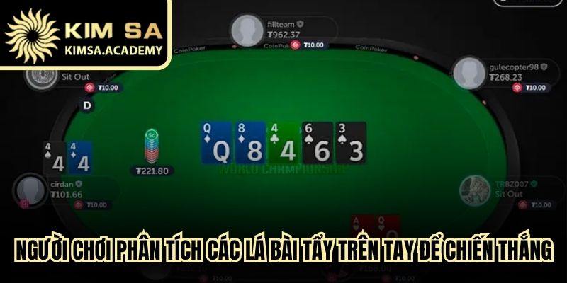 Người chơi đang phân tích các lá bài tẩy trên tay để giành chiến thắng